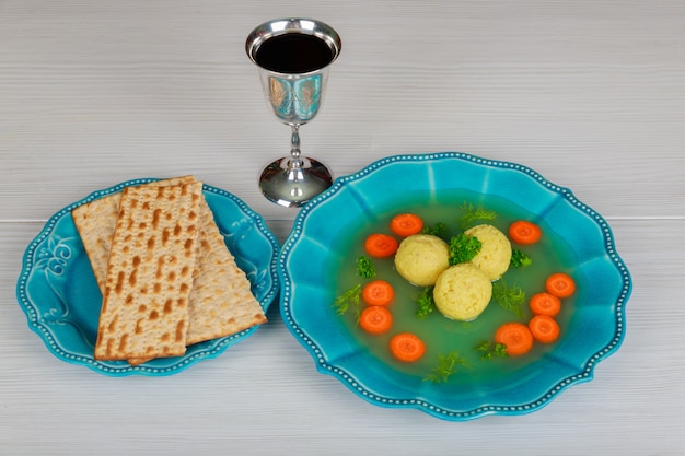 Heerlijke Matzoh balsoep met Pesach Pascha symbolen