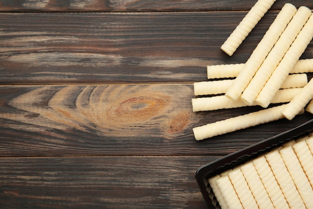 Heerlijke melkwafelbroodjes op bruine achtergrond