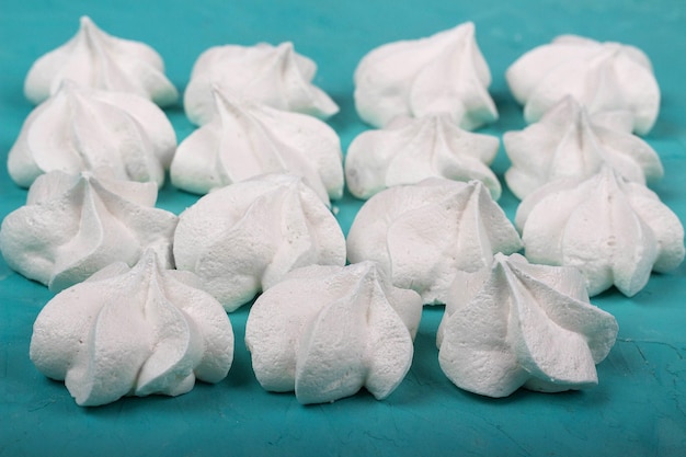 Heerlijke meringue op turkooizen achtergrond