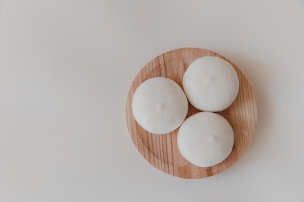 Heerlijke mochi-kokosnoot en op witte achtergrond traditioneel japans dessert