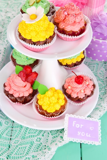 Heerlijke mooie cupcakes op feestelijke tafel close-up