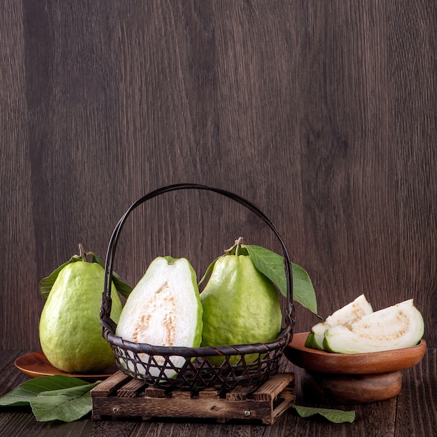 Heerlijke mooie Guave set met verse bladeren geïsoleerd op houten tafel achtergrond, close-up.