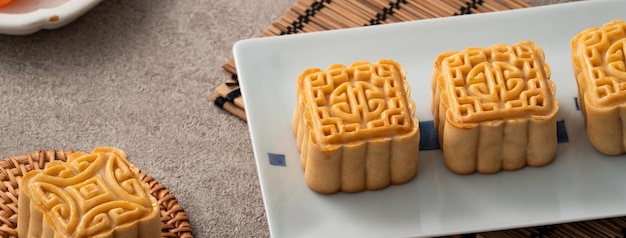 Heerlijke mung bean moon cake voor MidAutumn Festival food mooncake op grijze tafel achtergrond