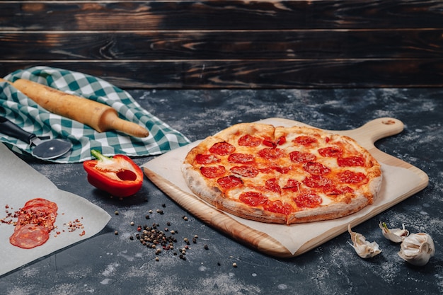 Heerlijke napolitaanse pizza op een schoolbord met verschillende ingrediënten, vrije ruimte voor tekst