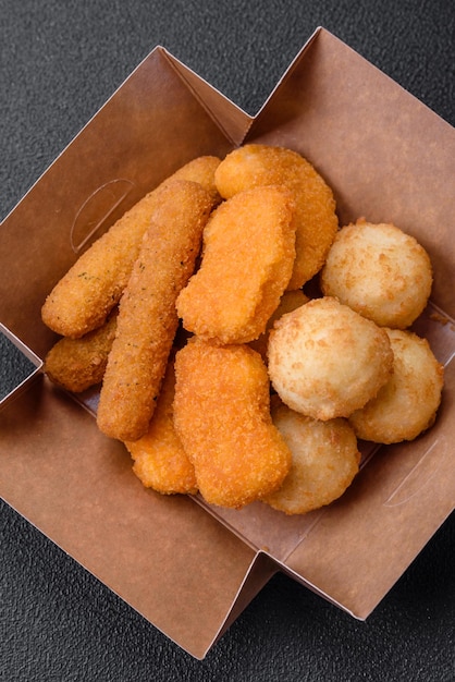 Heerlijke nuggetsstokjes en bolletjes mozzarella en parmezaanse kaas met zout en kruiden Fastfood ongezond eten