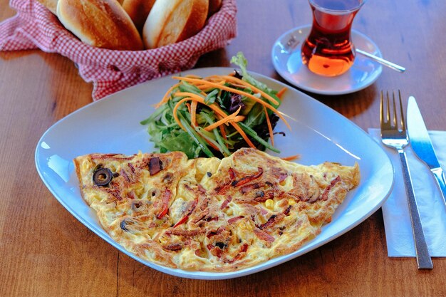 Heerlijke omelet en ontbijtbord op tafel