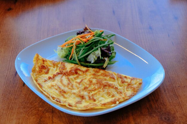 Heerlijke omelet en ontbijtbord op tafel.