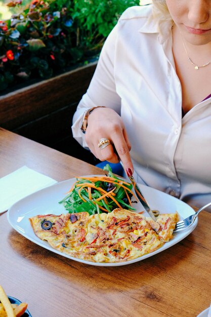 Heerlijke omelet en ontbijtbord op tafel.