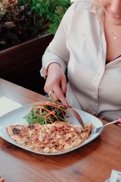 Heerlijke omelet en ontbijtbord op tafel.