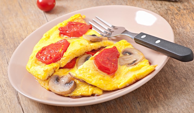 Heerlijke omelet met tomaten en champignons