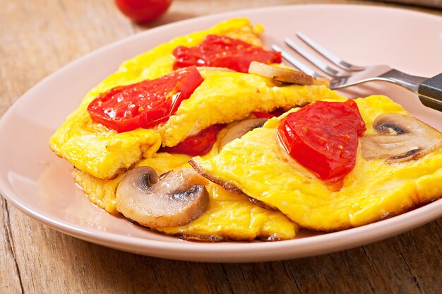 Heerlijke omelet met tomaten en champignons