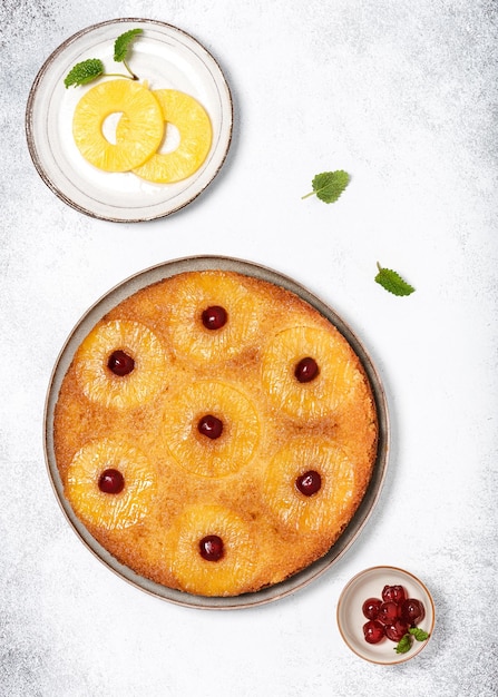 Heerlijke omgekeerde ananascake met gekonfijte kersen Zomers tropisch dessert