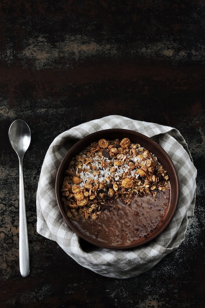 Heerlijke ontbijtkom met chocolade yoghurt en granola. Gezond ontbijt.