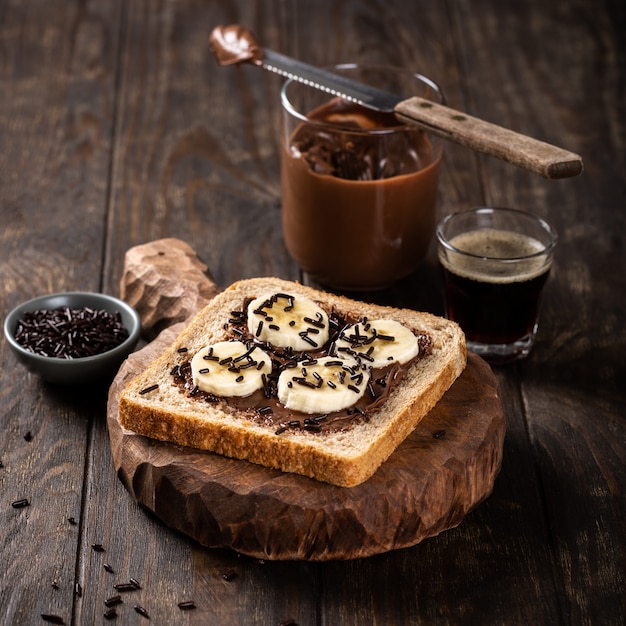 Heerlijke open sandwich met chocolade en banaan