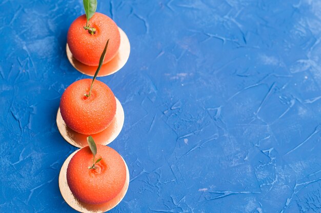 Heerlijke oranje cake in oranje fruitvorm op blauw