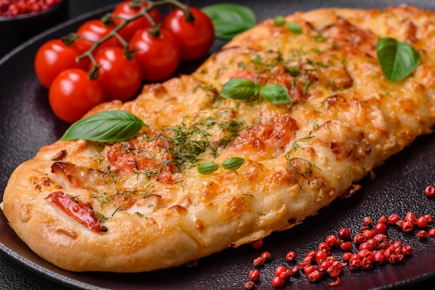 Heerlijke ovenverse flatbread pizza met kaas tomaten worst zout en kruiden