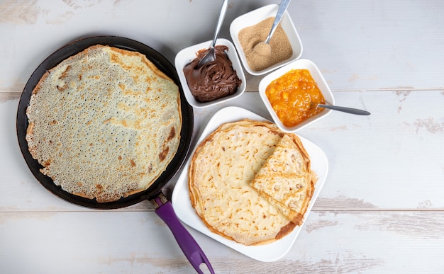 Heerlijke pannekoeken met chocoladesuiker en jam