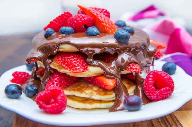 Heerlijke pannenkoek met verse bessen en chocolade