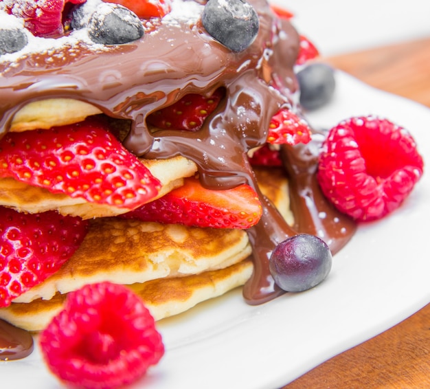 Heerlijke pannenkoek met verse bessen en chocolade