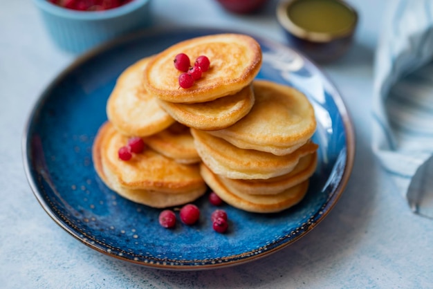 heerlijke pannenkoeken met bessen als ontbijt