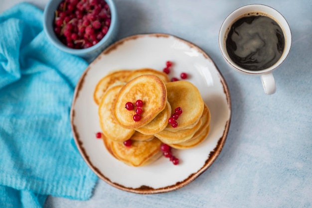 heerlijke pannenkoeken met bessen als ontbijt