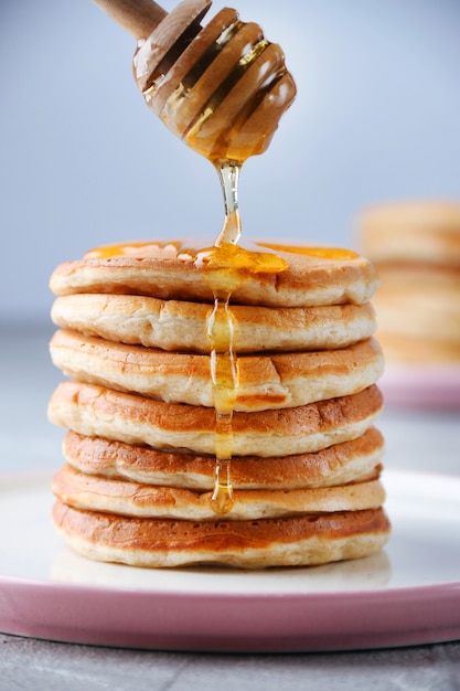 Heerlijke pannenkoeken met honing op de plaat