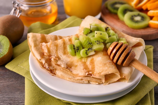 Heerlijke pannenkoeken met kiwi op tafel