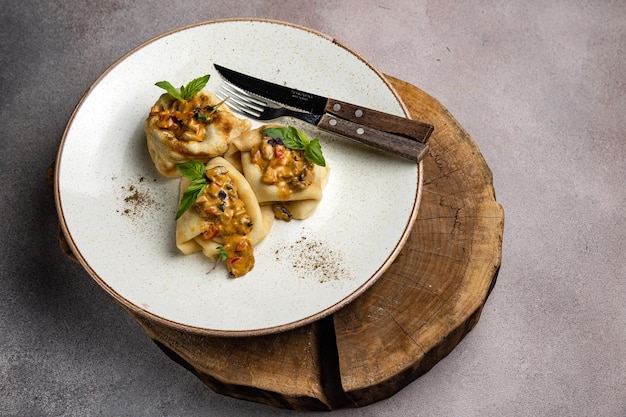 heerlijke pannenkoeken met vulling op een bord