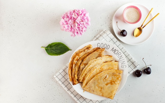 Heerlijke pannenkoeken op borden, koffiemokken. Concept van ontbijt, dessert, recept, Goedemorgen.