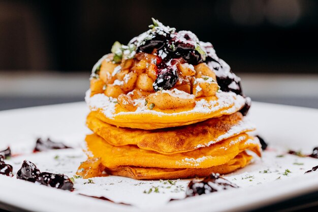 Heerlijke Pannenkoeken worden geserveerd met krentenjam en appels op een bord klaar om te eten