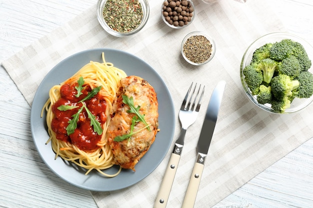 Heerlijke pasta met Parmezaanse kip en saus op bord