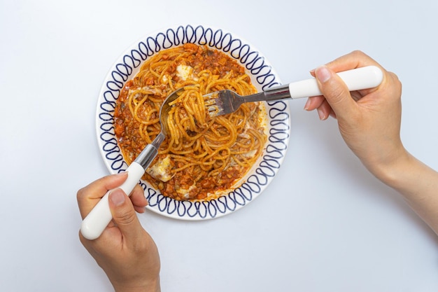 Heerlijke pasta met vleessaus geserveerd in een kom