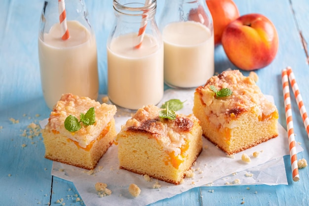 Heerlijke perzikcake met glazuur Geserveerd met melk