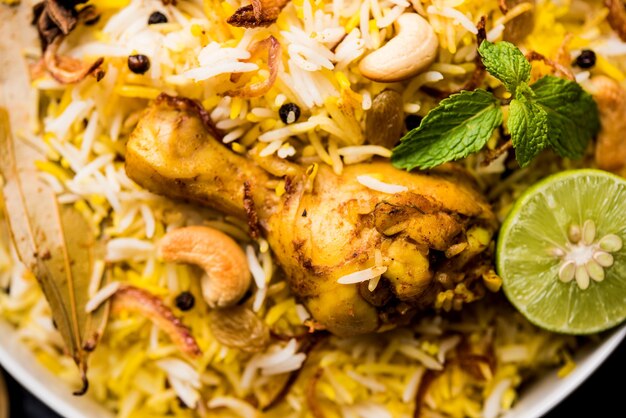 Heerlijke pittige kippenbiryani in kom over humeurige achtergrond, het is een populair Indiaas en Pakistaans eten