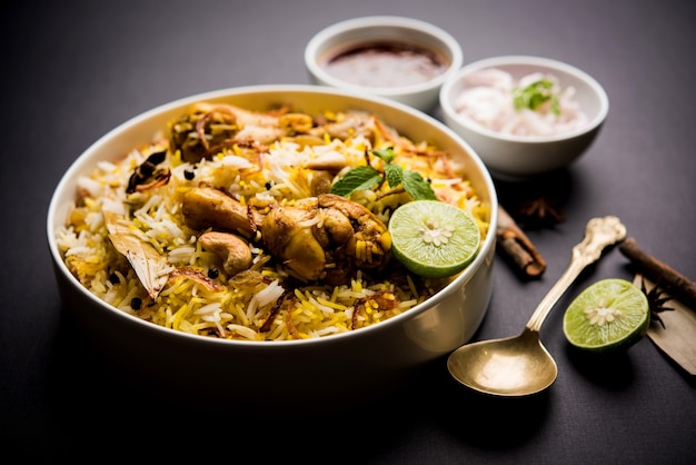 Heerlijke pittige kippenbiryani in kom over humeurige achtergrond, het is een populair Indiaas en Pakistaans eten