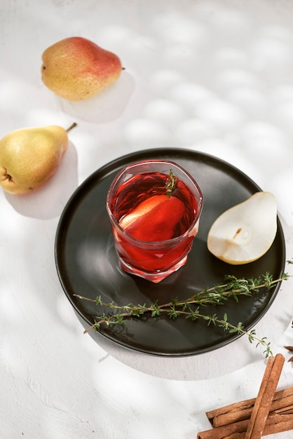 Heerlijke pittige warme glühwein met kaneel, steranijs en schijfje peer geserveerd in een karaf en glas voor een koude winteravond of feestelijke kerstdrank