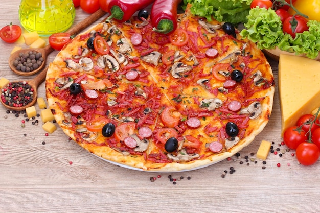 Heerlijke pizza en groenten op houten tafel