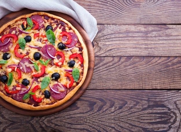 Heerlijke pizza geserveerd op een houten bord