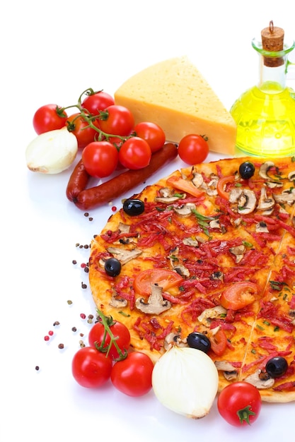 Heerlijke pizza groenten en salami geïsoleerd op wit
