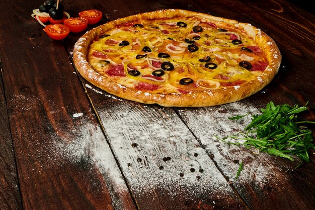 Heerlijke pizza met groenten en kaas op een houten tafel