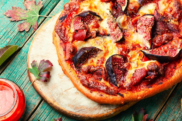 Heerlijke pizza met jamon en fruitvijgen