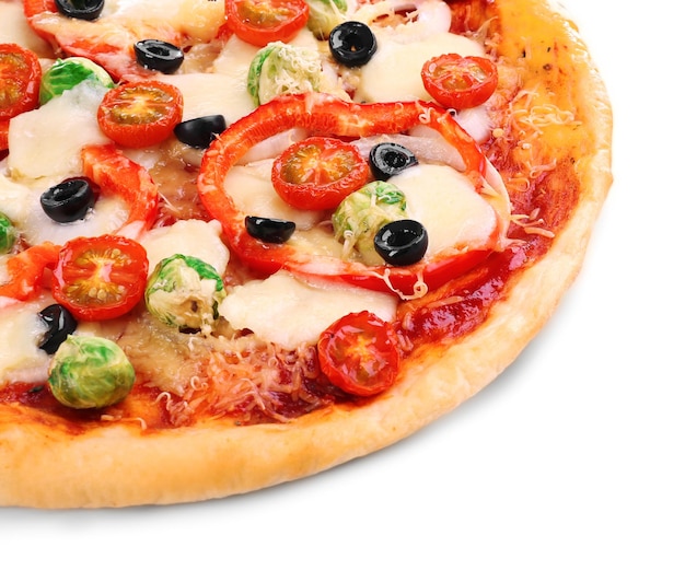 Heerlijke pizza met kaas en groenten geïsoleerd op wit