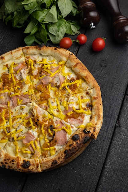 Heerlijke pizza met prosciuttokruiden en kaas Eten bezorgen