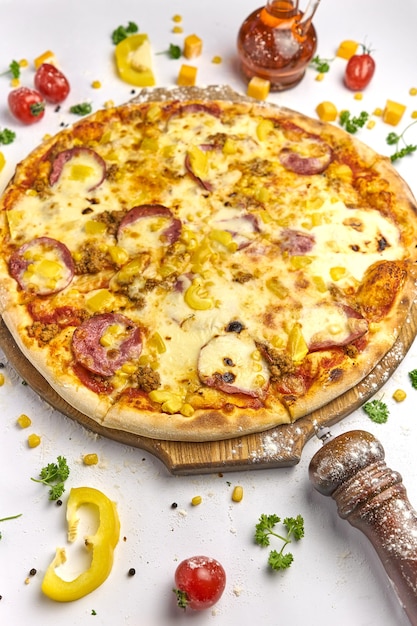 Heerlijke pizza met worst en maïs