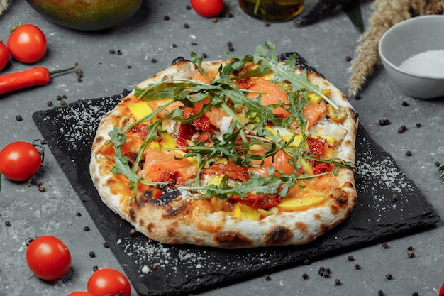 Heerlijke pizza met zalm en groenten. Italiaanse pizza.