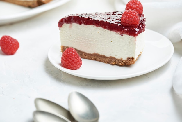 Heerlijke portie aardbeien-frambozen cheesecake met een intense kleur en een smakelijk uiterlijk.