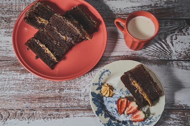 Heerlijke porties Chocoladetaart met aardbeien geserveerd aan tafel