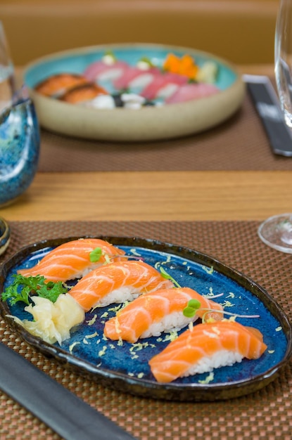 Heerlijke premium zalm nigiri op blauw bord