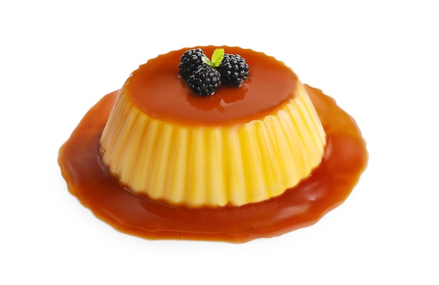 Heerlijke pudding met karamel en bramen geïsoleerd op wit