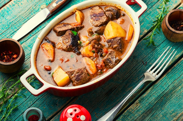 Heerlijke ragout met rundvlees en champignons. Vleessaus met kalfsvlees